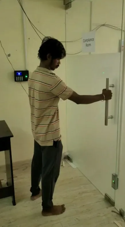 Full Glass Electric Drop Bolt Lock with Biometric Attendance System.

#biometricattendance #accessco